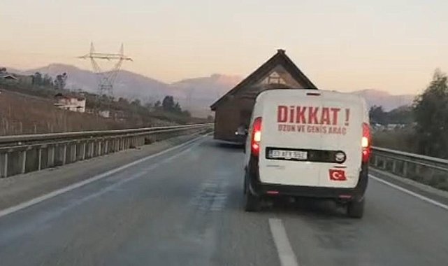 Adana'da prefabrik ev taşıyan TIR, trafiği kilitledi