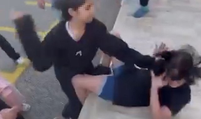 Akranları, kız öğrenciyi tekme- yumruk dövüp saçından sürükledi; o anlar kamerada