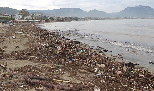 Alanya'da sağanak ve fırtına ile denize sürüklenen atıklar sahilde kirlilik oluşturdu
