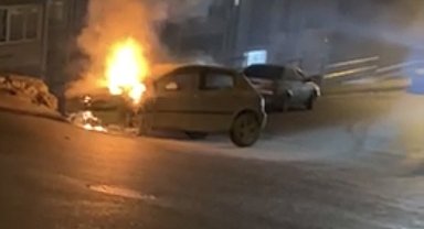 Alkollü sürücünün duvara çarptığı otomobil yandı