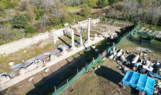 Amastris Antik Kenti'nde Roma dönemine ait sütunlar yerlerine yerleştiriliyor