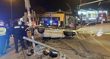 Ankara'da otomobil, motosiklete ve sinyalizasyon direğine çarpıp takla attı; 4 yaralı