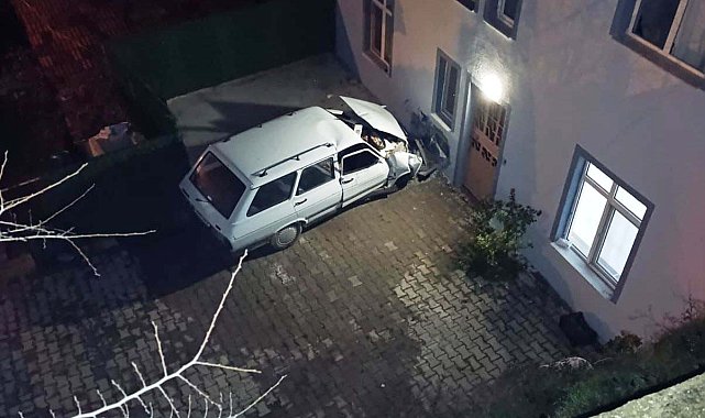 Apartman duvarına çarpan otomobilde sürücü yaralandı, eşi öldü