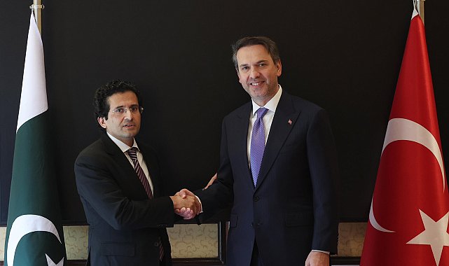 Bakan Bayraktar, Pakistan Petrol Bakanı Malik ile bir araya geldi