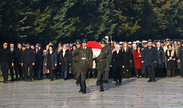 Bakan Göktaş, kadınlarla Anıtkabir'i ziyaret etti