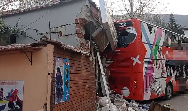 Çift katlı otobüs, otomobil ile manav dükkanına çarptı
