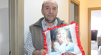 Depremde enkazdan sadece kızının çocukluk fotoğrafını kurtarabilen aile, yeni evlerinde