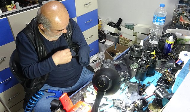 Dükkanında 41 yıldır biriktirdiği fotoğraf makinelerini sergiliyor