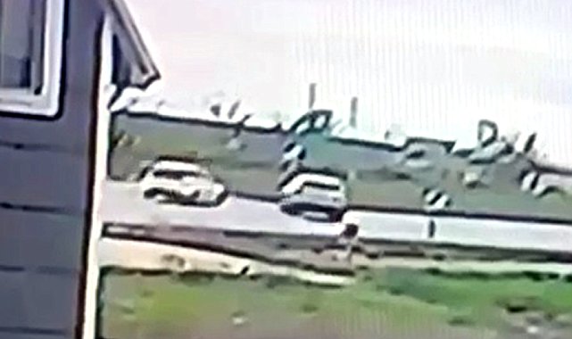 Edirne'de çarpışan otomobillerden birinin takla attığı kaza kamerada; 2 yaralı
