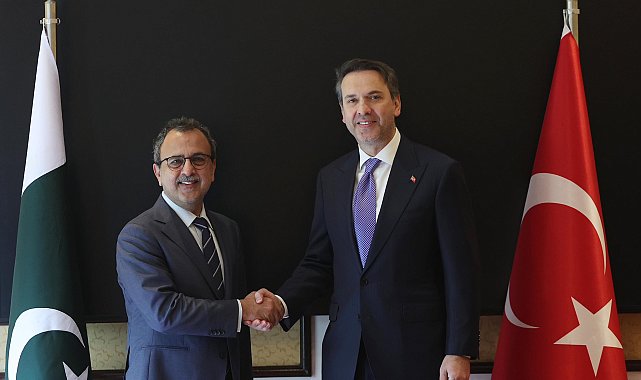Enerji ve Tabii Kaynaklar Bakanı Alparslan Bayraktar, Pakistan'da