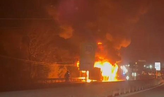 İstanbul - Arnavutköy'de İETT otobüsü alev alev yandı -1