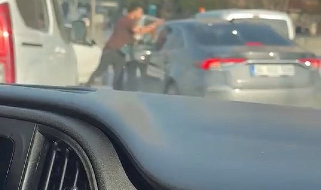 İstanbul - Beşiktaş'ta trafikte yol verme kavgası: Otomobilin camını yumrukladı