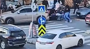 İstanbul - Beylikdüzü'nde 2 grup arasında tekmeli yumruklu kavga kamerada