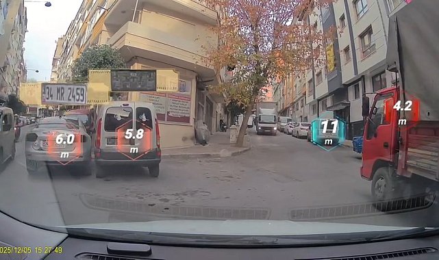 İstanbul- Esenler'de kamyonetin çarptığı ağaç devrildi