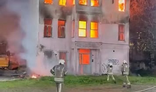 İstanbul- Fatih'te 2 katlı tarihi bina alev alev yandı