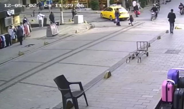 İstanbul- Fatih'te motosikletli yolun karşısına geçen bir çocuğa çarpıp kaçtı; kaza kamerada
