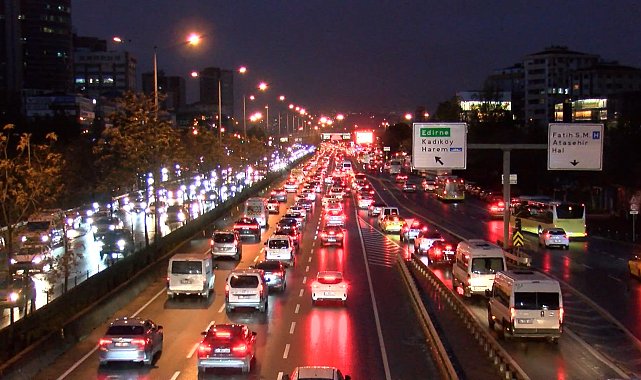 İstanbul - İstanbul'da trafik yoğunluğu oluştu
