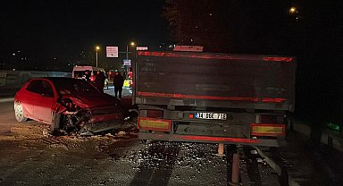 İstanbul- Kağıthane'de otomobil park halindeki TIR'a çarptı: 2 yaralı