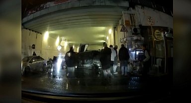 İstanbul - Kağıthane'de otomobilin refüje çarparak devrildiği anlar kamerada