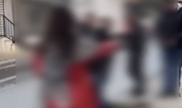 İstanbul- Küçükçekmece'de kadını taciz ettiği iddia edilen şüpheliyi çevredekiler darbetti