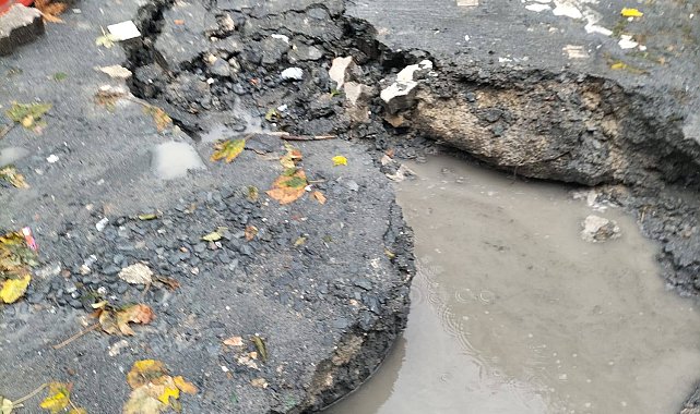 İstanbul - Küçükçekmece'de yağışın ardından çöken yola 2 kişi ve 2 hafif ticari araç düştü