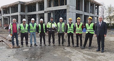 İstanbul - Meslek lisesi öğrencileri, öğretmenleriyle yeni okul binasının elektrik tesisatını yapıyor