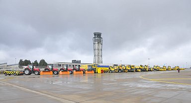 İstanbul - Sabiha Gökçen Havalimanı'nda karla mücadele ekipleri hazırlıklarını tamamladı