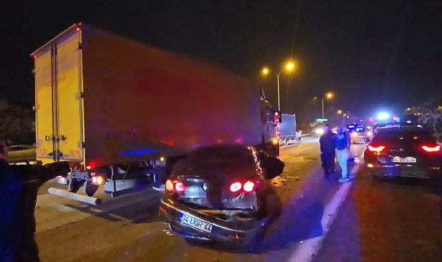 İstanbul - Sultanbeyli TEM Otoyolu'nda cipe çarpıp kaçan otomobil sürücüsü zincirleme kazaya neden oldu: 2 yaralı