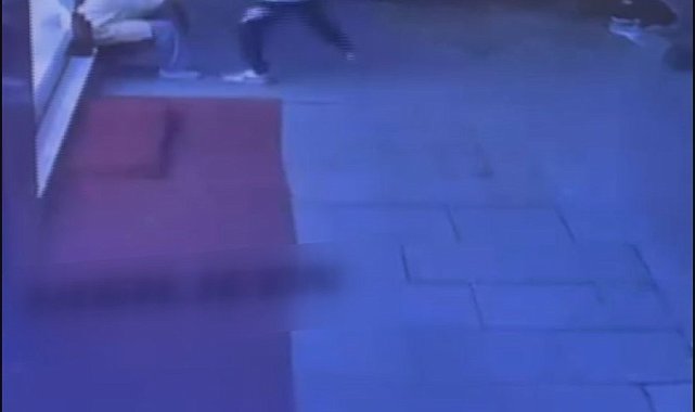 İstanbul - Sultangazi'de kapkaç girişimi kamerada; telefonu sahibinin elinden çalamayan şüpheli kaçtı