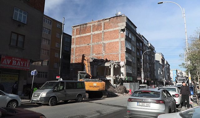 İstanbul- Sultangazi'de yıkımı yapılan binanın bitişiğindeki 5 katlı apartmanın tüm dairelerinde hasar oluştu; balkon duvarı yıkıldı