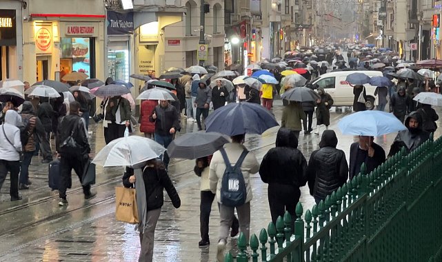 İstanbul- Taksim'de sağanak etkili oldu