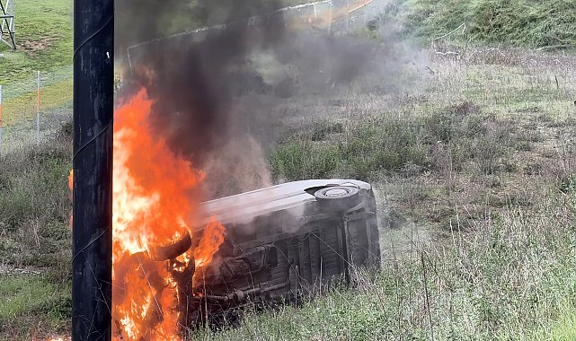 İstanbul - Tuzla'da şoförünün direksiyon hakimiyetini kaybetmesiyle araziye uçan minibüs alev alev yandı
