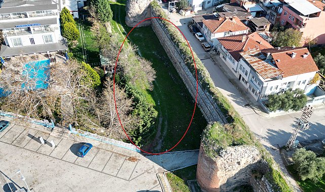 İznik'te tarihi surlar içinde kalan arsasını Papa'nın ziyaretinden bir gün sonra satışa çıkardı
