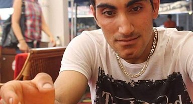 Kamyonetin altında kalan skuter sürücüsü öldü; kaza kamerada