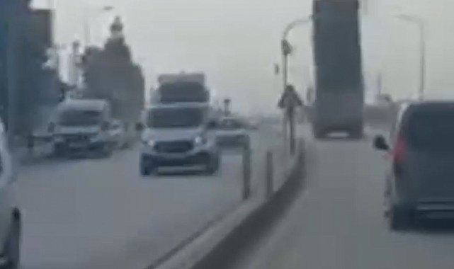 Kamyonun açık kalan damperi, trafik lambasına çarptı