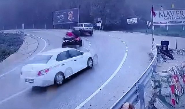 Kayganlaşan yolda virajda kazalar kamerada