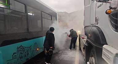 Kaza nedeniyle duran otobüse çarpan otomobil alev aldı; sürücülerden alternatif yol talebi