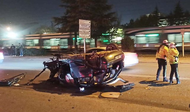 Kontrolden çıkan otomobil, refüjdeki ağaca çarpıp takla attı: 2 yaralı