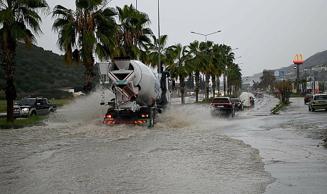Kuşadası'nda sağanak yaşamı olumsuz etkiledi