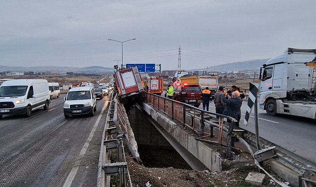 Lastiği patlayan itfaiye aracı, iki köprü arasına sıkıştı; 3 yaralı