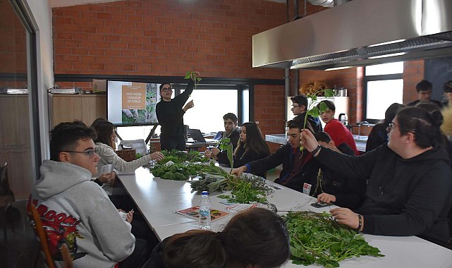 Liseliler, gıda krizine karşı yenilebilir otları tanıyor