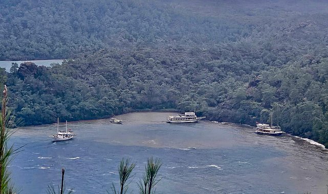 Marmaris'te fırtınada 3 gezi teknesi karaya oturdu