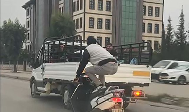 Motosikletle tehlikeli yolculuk kamerada; üzerine uzandı, ayağa kalktı