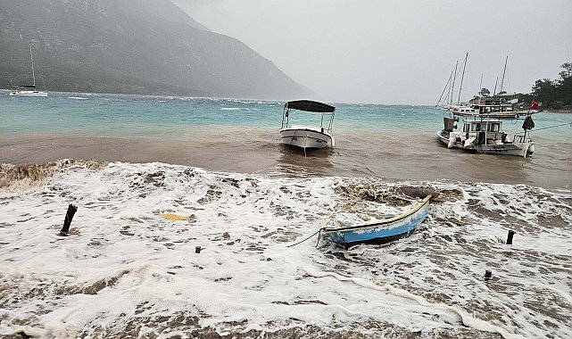 Muğla'da fırtına iskeleleri yıktı