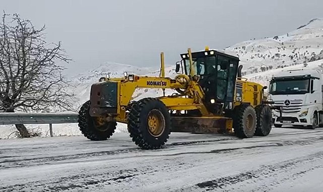 Muş'ta yolda kalan 20 araç kurtarıldı