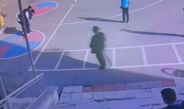 Nefes borusuna mandalina kaçan öğrenciyi Heimlich manevrasıyla kurtardı