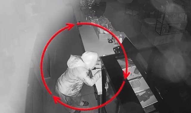 Sadaka kutusunu çalan şüpheli yakalandı; o anlar kamerada