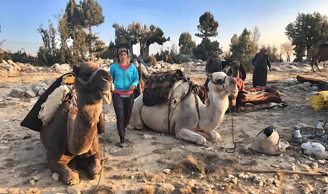 Sarıkeçili Yörüklerin develi 'kış yurdu' yolculuğu sürüyor
