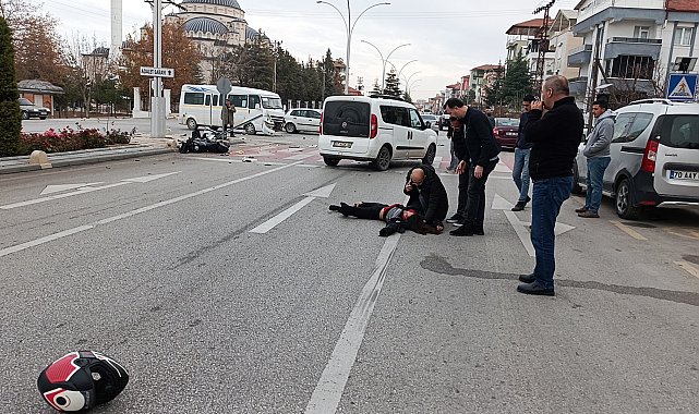 Servis minibüsüyle çarpışan motosikletin sürücüsü ağır yaralandı