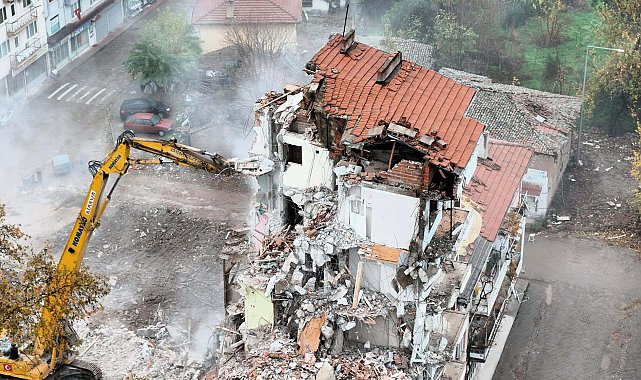 Sındırgı'da 27 Ekim'deki depremde ağır hasar alan binalar yıkılıyor